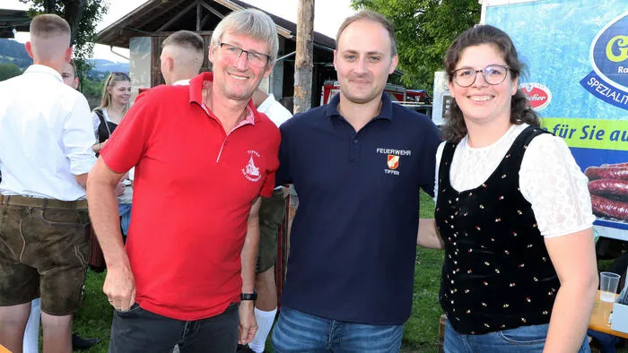 Die DG-Tiffen Obfrau Kathrin Kohlweiss (am Foto rechts) freute sich, das nach drei Jahren "Coronpause" endlich wieder eine Sonnwendfeier stattfinden konnte!    