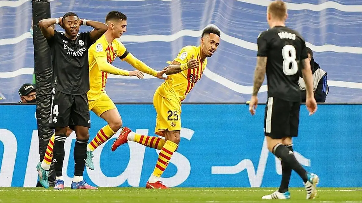 David Alaba (links) konnte beim 0:4 gegen Barcelona nicht mehr hinsehen