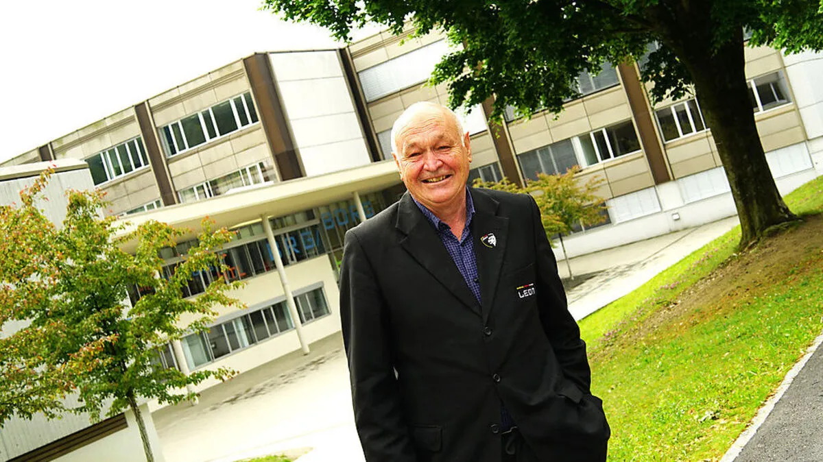 Johann Freytag vor seiner ehemaligen Wirkungsstätte, dem Bundesschulzentrum Wolfsberg