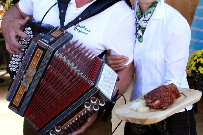 Das Wirte-Paar Heinz und Anna Vollmaier (unser Foto) vom Gasthof "Hüglwirt" in Hunnenbrunn.