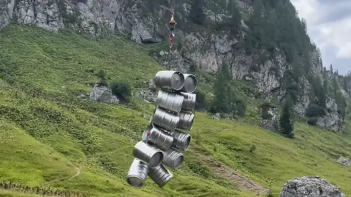 Zwölf Bierfässer im Anflug auf die Schutzhütte im Toten Gebirge