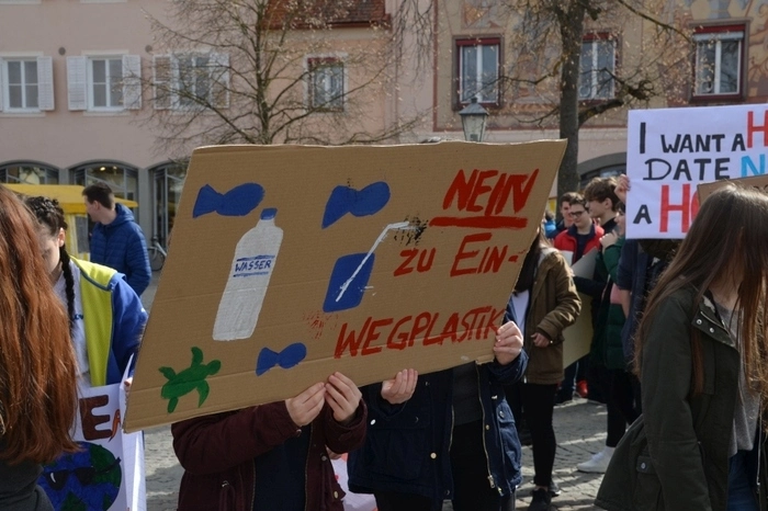 Mit bunten Schildern und Transparenten zogen sie durch die Innenstadt.
