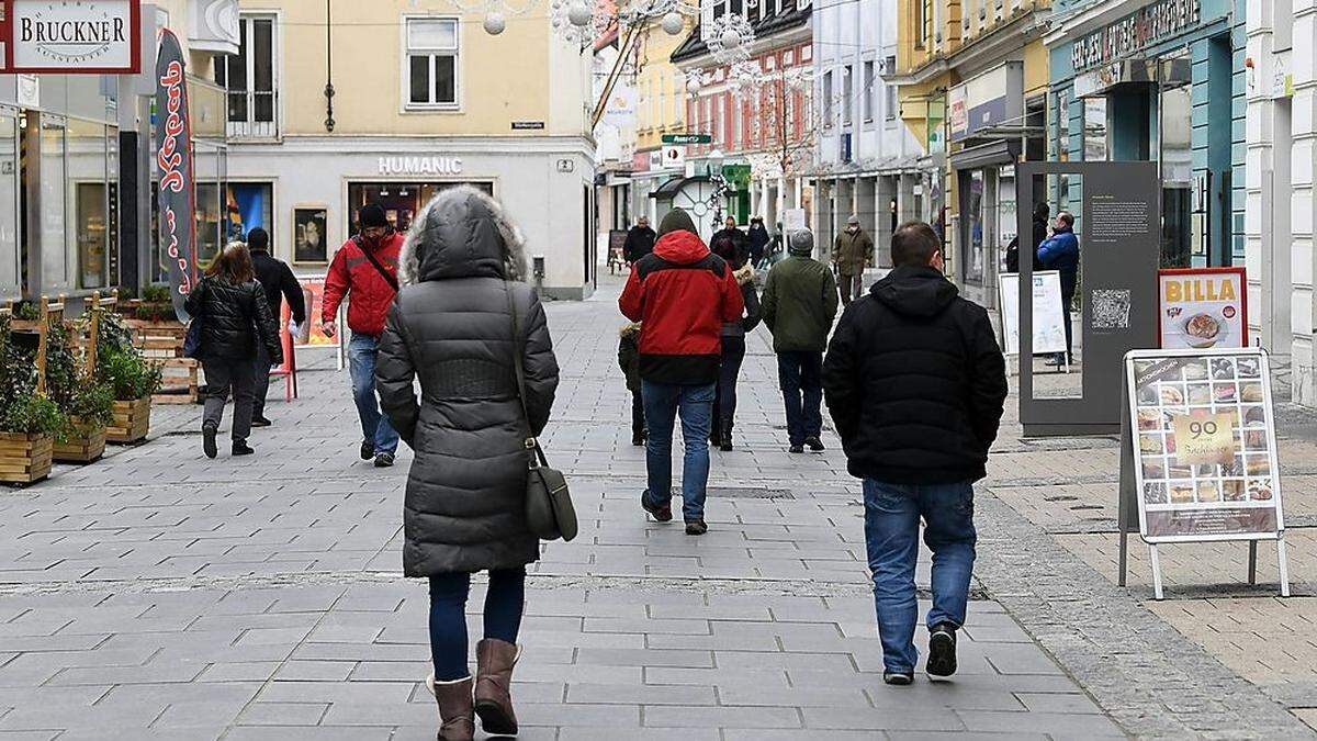 In der Gesamtbevölkerung sagen 43 Prozent, dass sie infolge Covid-19 Pandemie mehr Wege zu Fuß zurücklegen