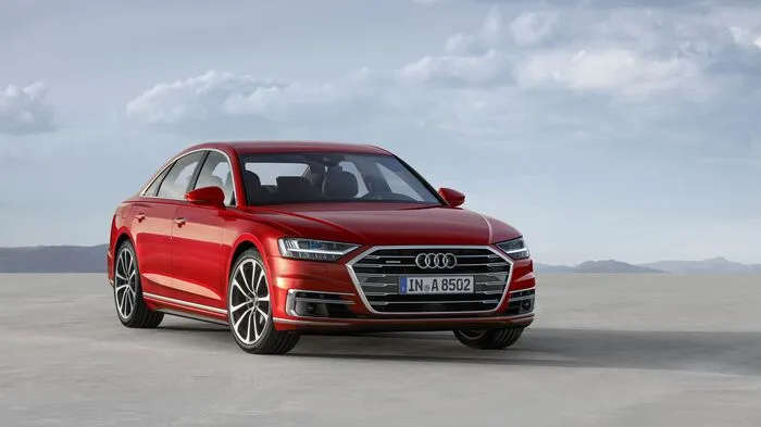 Der angekündigte Bruch mit der angestammten Optik der Ingolstädter – man spricht von einem Start in eine neue Design-Ära – ist die Luxuslimousine ist der neue Audi A8 nicht geworden. Der Singleframe-Kühlergrill ist größer geworden, die LED-Scheinwerfer mit Laserlicht haben eine neue Signatur – aber davon abgesehen sind die Revolutionen bei der 5,17 Meter langen Limousine ausgeblieben.