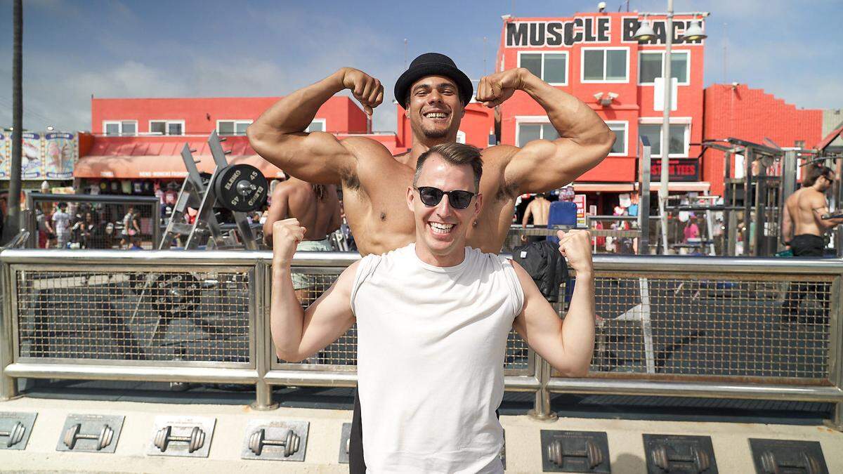 ORF-Korrespondent Christophe Kohl (vorne) zeigt Muskeln am Muscle Beach von Los Angeles