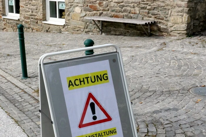 „Mit dem gespendeten Geld können kranke Kinder, Senioren, Reha-Patienten sowie Menschen mit besonderen Bedürfnissen in den Krankenhäusern von den „Clowndoctors“ besucht werden, um sie mit der Kraft des Humors zu stärken“, sagte am Freitag eine Vertreterin der „Roten Nasen“. 