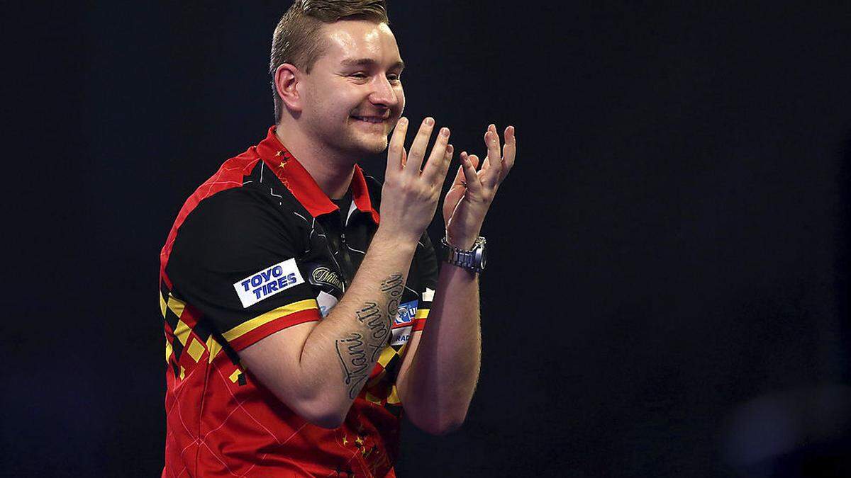 Dimitri Van den Bergh feierte nach seinem Sieg über Adrian Lewis