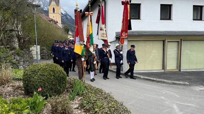 Der Trauerzug geleitete den Bürgermeister von der Aufbahrungshalle zur Gemeinde