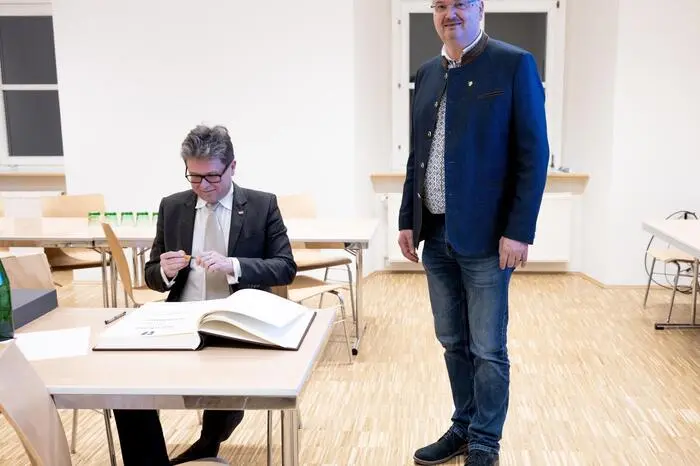 Zur Siegerehrung reiste auch Bildungsminister Martin Polaschek an, der sich, begrüßt von Bürgermeister Josef Pfeifer, auch in das Goldene Buch der Marktgemeinde Pöllau eingetragen hat. 