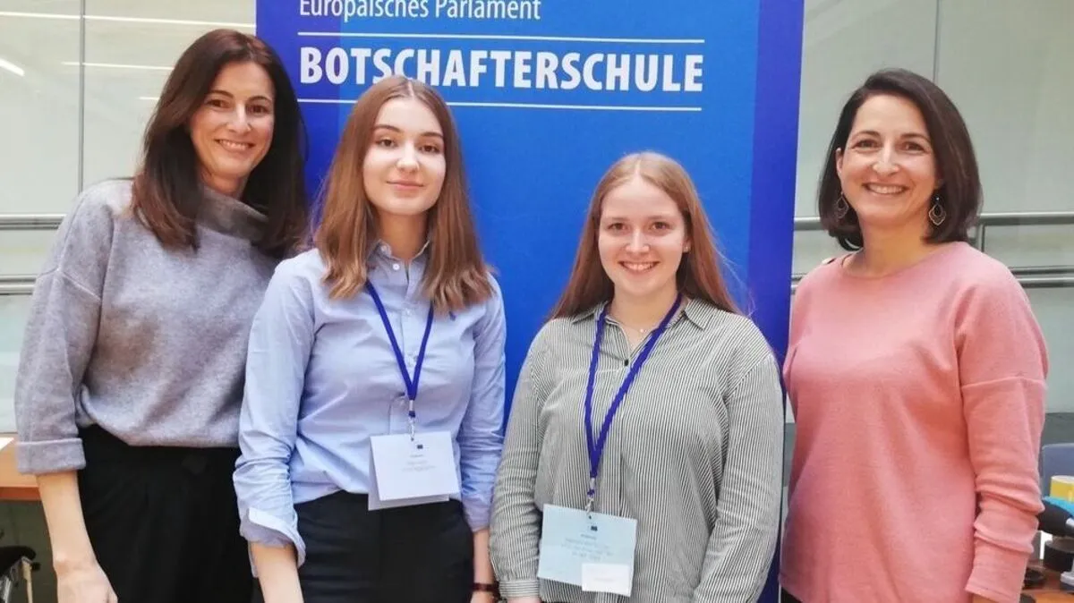 Von links: Die Botschafterinnen Christina Kendi, Melanie Moser, Jasmin Lagger und Marion Koch-Hipp freuen sich über die Ernennung zur Botschafterschule des Europäischen Parlaments am 15. Dezember.