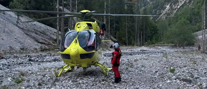 Der verletzte Wanderer wurde in einem italienischen Rettungshubschrauber ins Krankenhaus Tarvis geflogen