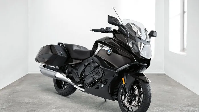 Mit der neuen K 1600 B bringt BMW ein Motorrad mit sechs Zylindern im Bagger-Style. Formensprachlich löst sie diesen Anspruch in Gestalt eines Baggers ein – und damit in Form eines Custom-Bike-Typus, wie er insbesondere in den USA populär ist.