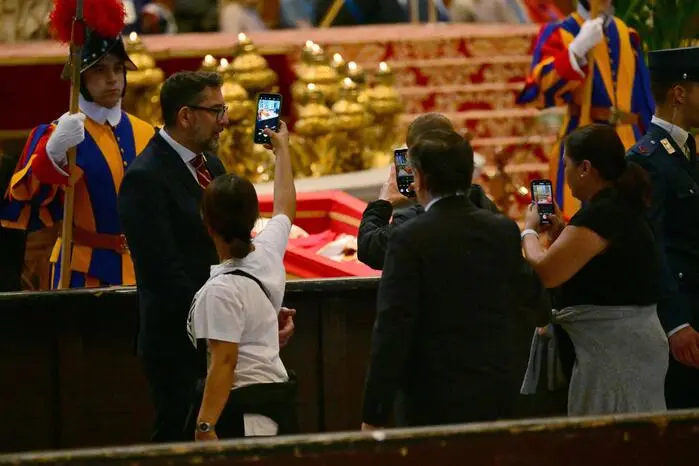 Seit Mittwoch ist der verstorbene Papst im Petersdom aufgebahrt