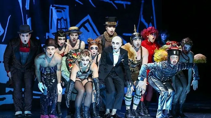 Ruth Brauer-Kvam und Ensemble in "Cabaret"