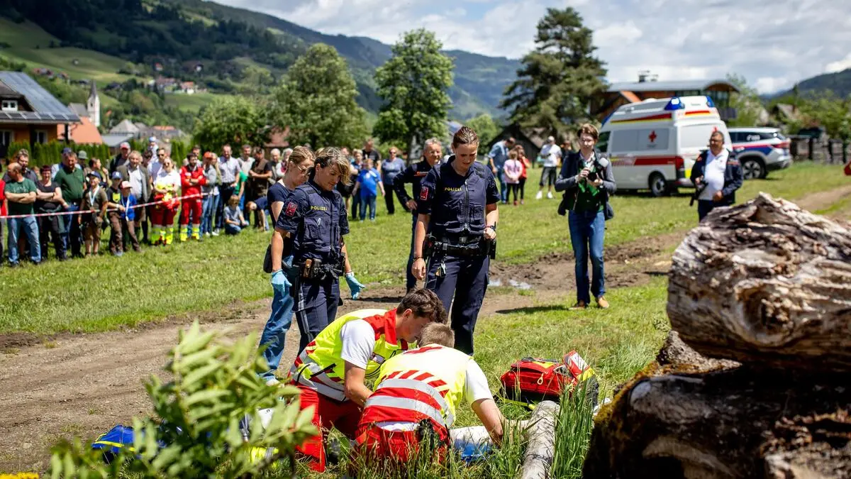 Simulation eines Forstunfalls und Vermisstensuche mit Live-Notruf 