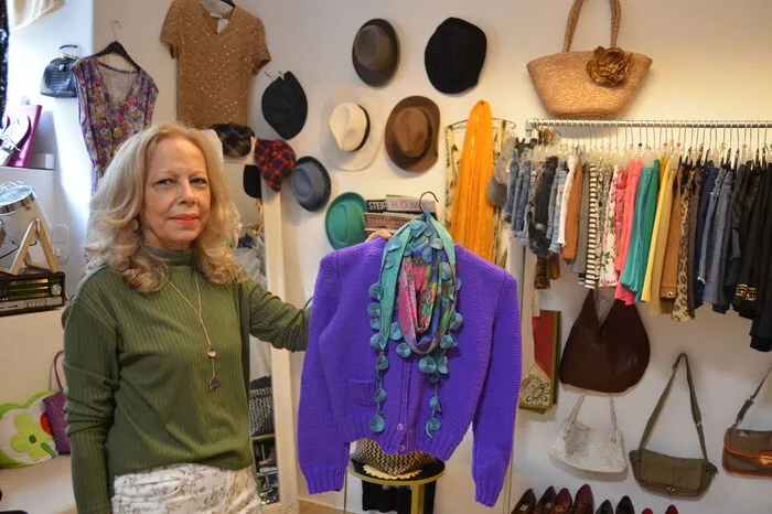 Tamina Bauer hat in ihrem Shop auch selbstgestrickte Westen