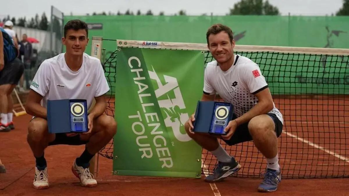 Alexander Erler (li.) und Lucas Miedler nach Sieg in Finnland