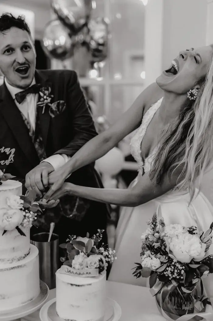 Marco und Maria Angelini-Santner beim Anschneiden der Hochzeitstorte