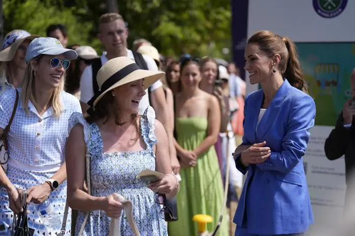 Statt Royal Box mischt sich die Prinzessin unter die Tennisfans.