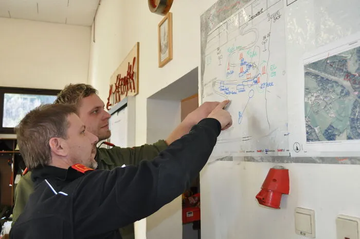 Ralf Pucher, Leiter der Stabsarbeit, und Kurt Schober junior halten mit zehn Mann im Feuerwehrhaus Kolbnitz die Stellung. Von hier aus wird die Einsatzarbeit koordiniert.