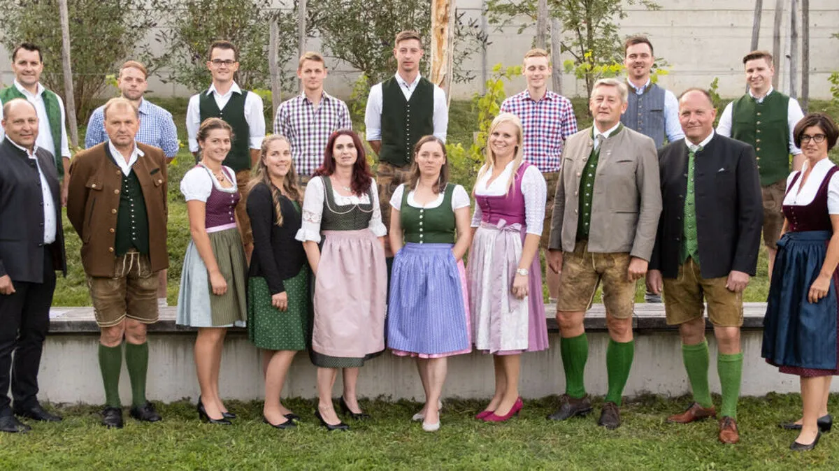 Die frisch gebackenen Meisterinnen und Meister mit Kammer- und Bezirksverantwortlichen aus der Landwirtschaft