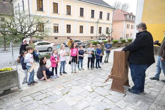 Die Ratschen ersetzen an den letzten drei Kartagen der Karwoche die Glocken. Auch am Bild zu sehen: die große Turmratsche. Sie wurde früher im Kirchtrum anstatt der Kirchenglocke geläutet