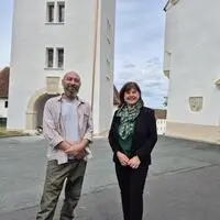 Restaurator Tomasz Molis und Andrea Kager-Schwar (Direktorin Schloss Seggau) vor dem fast fertigen „Uhrturm“