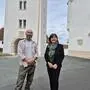 Restaurator Tomasz Molis und Andrea Kager-Schwar (Direktorin Schloss Seggau) vor dem fast fertigen „Uhrturm“