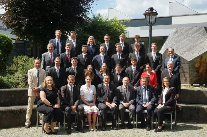 Bautechnik-Maturaklasse 5YHBTB: Lukas Bachmann, Katharina Bojer, Thomas Führer, Johannes Karner, David Taxacher, Florian Berger, Lukas Ebner, Stefanie Honis, Tobias Kaltenegger, Luca Kliemen, Fabian Kollmann, Selina Mayer, Tobias Moisi, Jonas Rothleitner, Pascal Russ, Fabian Sturm und Claudio Wieland - mit Klassenvorstand Hermut Lantsberg, Direktor Arno Martetschläger, Abteilungsvorstand Bartholomäus Reiter und Ehrengästen.