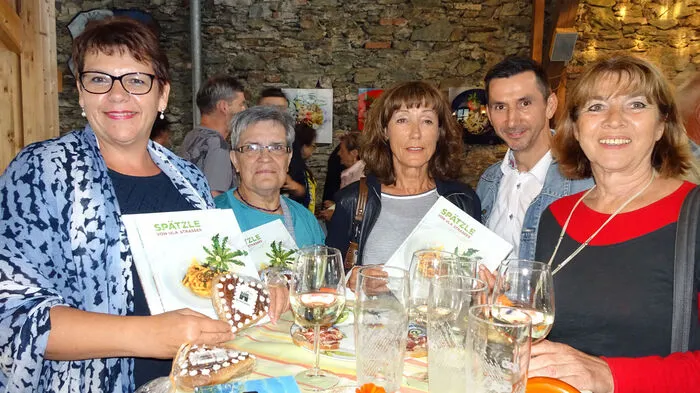 Das Restaurant der Alten Burg in Gmünd ist für seine unzähligen Spätzlevariationen bekannt. Küchenchefin Ula Strasser gab nun ihr Spätzle-Geheimnis in einem Kochbuch preis. Unter den ersten Käuferinnen war Vizebürgermeisterin Heidi Penker (links) mit Dorothea Schall, Irmgard Liebminger, Hansjörg Penker und Sylvia Treven.