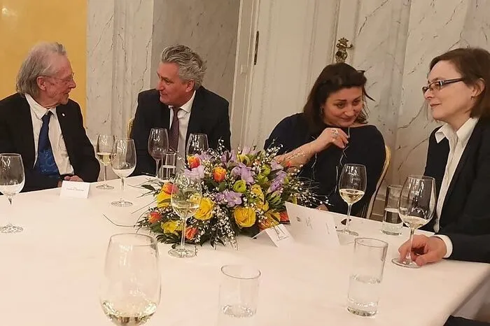 Tischgesellschaft: Peter Handke, Kleine-Zeitung-Chefredakteur Hubert Patterer, Wiens Kulturstadträtin Veronica Kaup-Hasler, Literaturwissenschaftlerin Daniela Strigl.