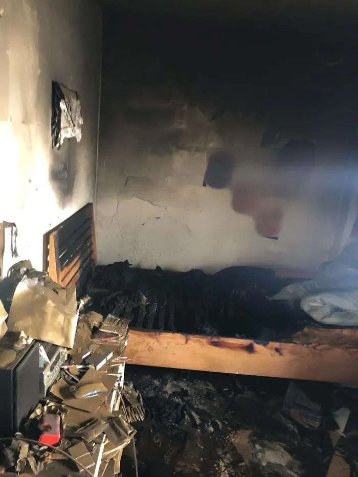 Die Flammen im Bereich des Bettes war bereits erloschen als die Feuerwehr eintraf