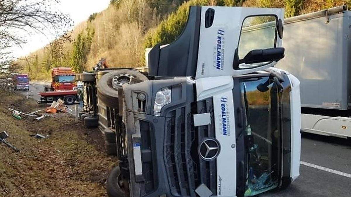 Der Lkw kam seitlich zum Liegen 