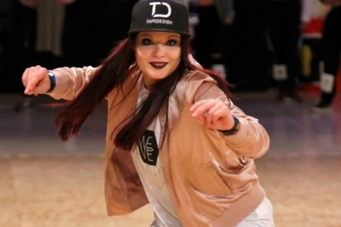 SPORT. Miriam Sagmeister (20) aus Lieboch schlug heuer in der Grazer Stadthalle fast alles. Der dritte Platz in der Studentenwertung der Streetdance-Weltmeisterschaft ließ aber vor allem die Herzen unserer Leser schneller schlagen. Immerhin schüttelte die Hip-Hop-Tänzerin sogar internationale Fußball-Größen ab und holte sich bei uns den ersten Platz.