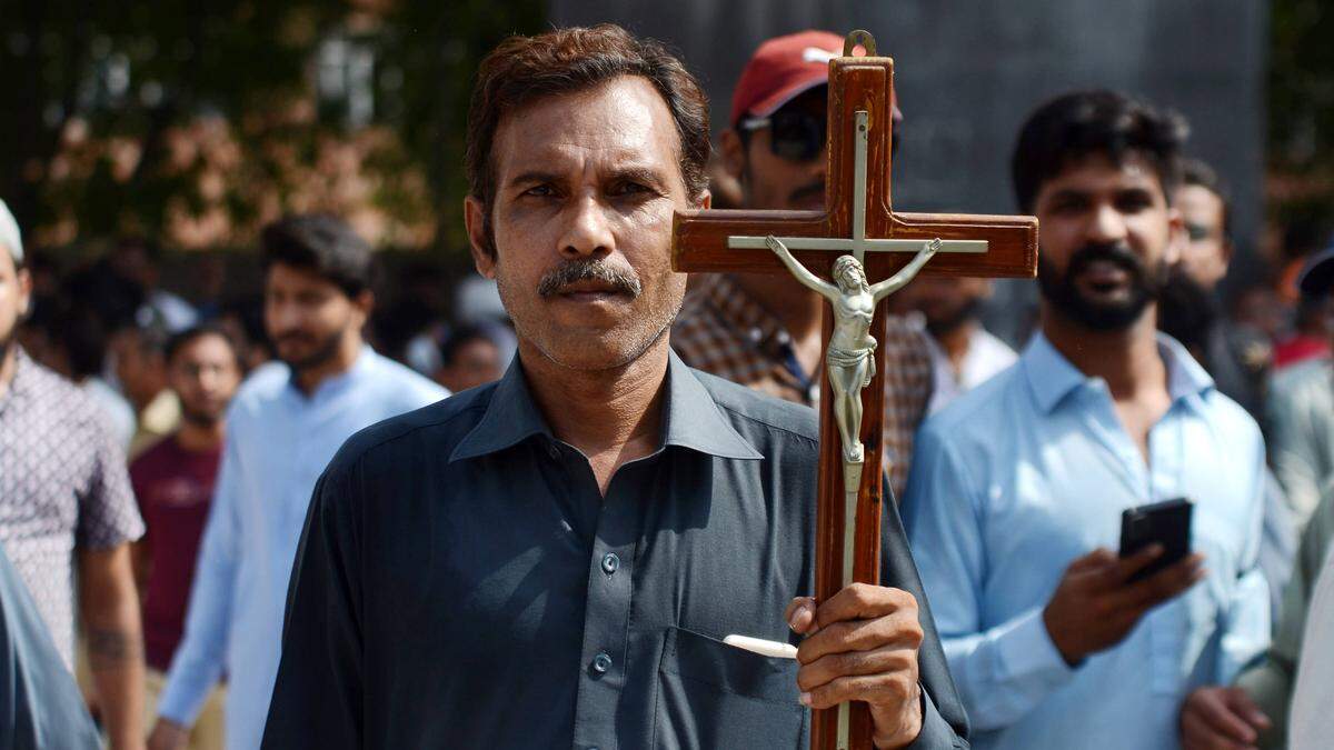 Gläubige Christen demonstrieren gegen die jüngsten Gewaltexzesse in Pakistan