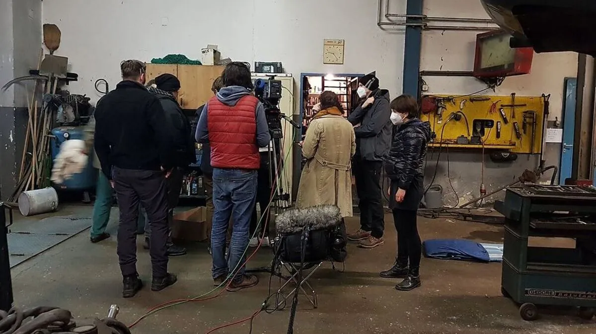 Das Filmteam in der Werkstatt der ehemaligen Tankstelle Reinbacher in Marhof bei Stainz