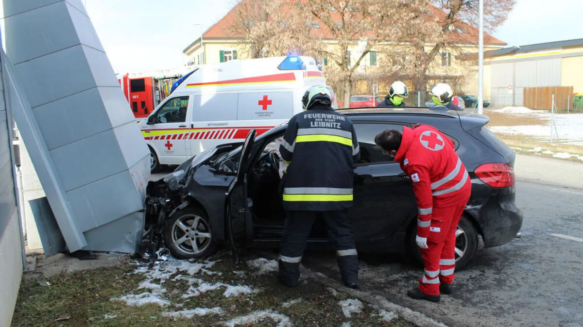 Der Pkw stieß frontal gegen einen Betonpfeiler