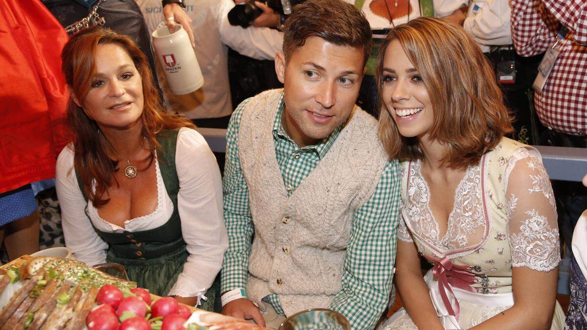 Familiensache: Andrea Berg und Vanessa Mai mit Andreas Ferber beim Oktoberfest