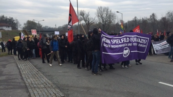 Die linken Demonstranten starteten ihre Kundgebung im Ort Spielfeld selbst...