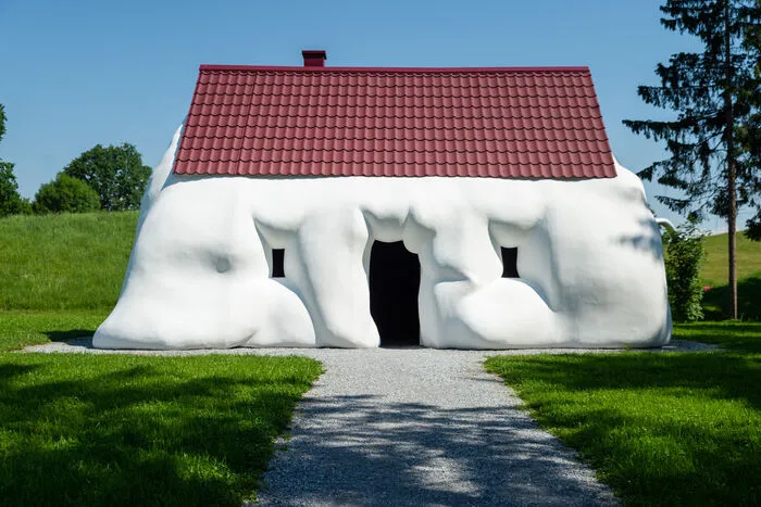 ... Fat House, das ursprünglich in Wien vor dem Belvedere stand, nun aber ebenfalls im Skulpturenpark zu finden ist.