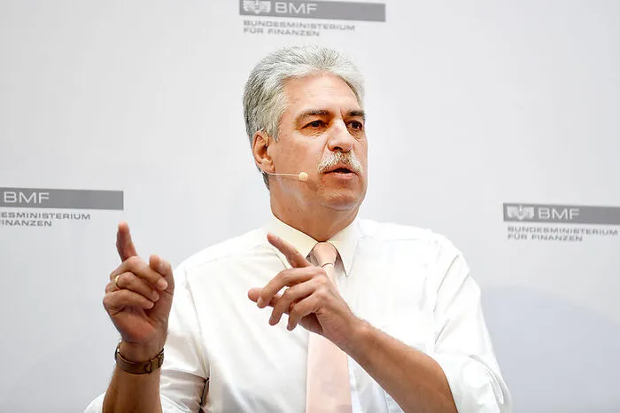 Ein potenzieller Nachfolger ist Österreichs Finanzminister Hansjörg Schelling. Er hat sich in den vergangenen Jahren einen guten Ruf unter seinen Kollegen erarbeitet. Er ist für die strenge Anwendung der Euro-Stabilitätskriterien.