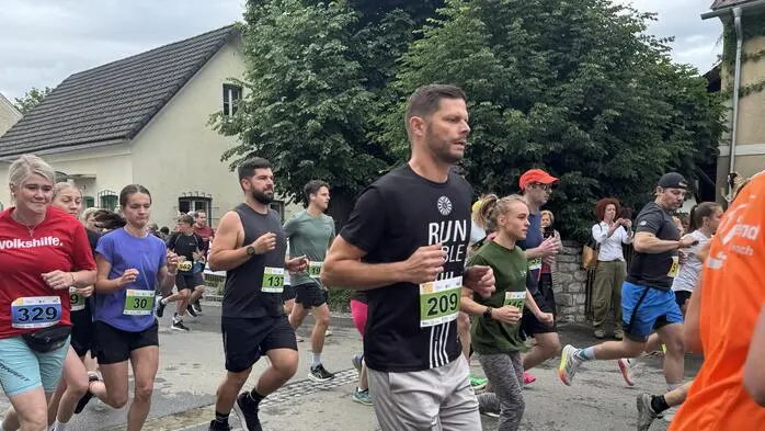Hunderte Läuferinnen und Läufer nahmen wieder am Sommernachtslauf in St. Margarethen bei Knittelfeld teil. Bereits zum elften Mal ging die Veranstaltung über die Bühne und lockte Teilnehmerinnen und Teilnehmer aus der gesamten Region an die Startlinie.