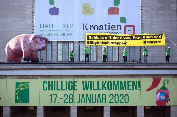 ... und Protesten von Gegnern der Landwirtschaft von heute.