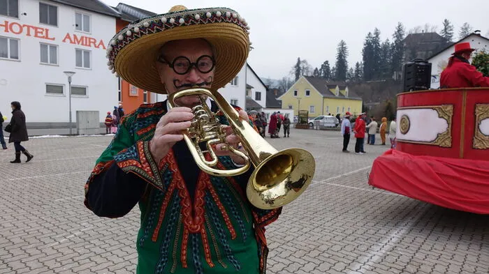 Beim Faschingsumzug durch die Innenstadt wurde aufgespielt und kräftig gefeiert.