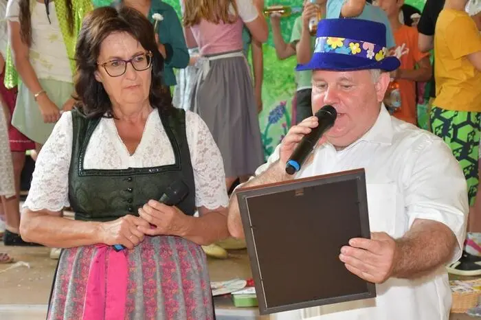 Neben der Verabschiedung von 13 Schülerinnen und Schülern der vierten Schulstufe, die nun ihren Bildungsweg in der Mittelschule St. Peter fortsetzen, stand vor allem Direktorin Gottlinde Setznagel im Mittelpunkt.