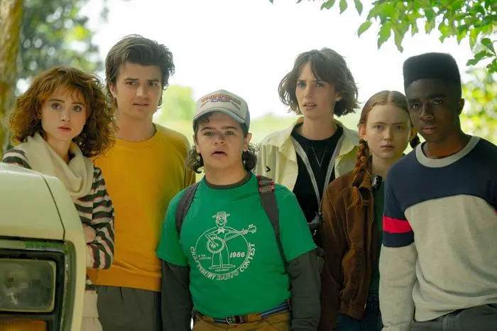 CALEB MCLAUGHLIN, GATEN MATARAZZO, JOE KEERY, MAYA HAWKE, NATALIA DYER and SADIE SINK in STRANGER THINGS, 2016, directed by MATT DUFFER and ROSS DUFFER. Copyright 21 LAPS ENT/MONKEY MASSACRE. Season 4 episode 6. Credit: 21 LAPS ENT/MONKEY MASSACRE / Album