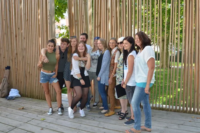 . . . . acht Damen und zwei Herren beim zweiten Poetry Slam in Spittal. Diesmal unter freiem Himmel im Schlosspark, organisiert von Sabrina Öhler und der Stadtbücherei Spittal mit Leiterin Astrid Arztmann.