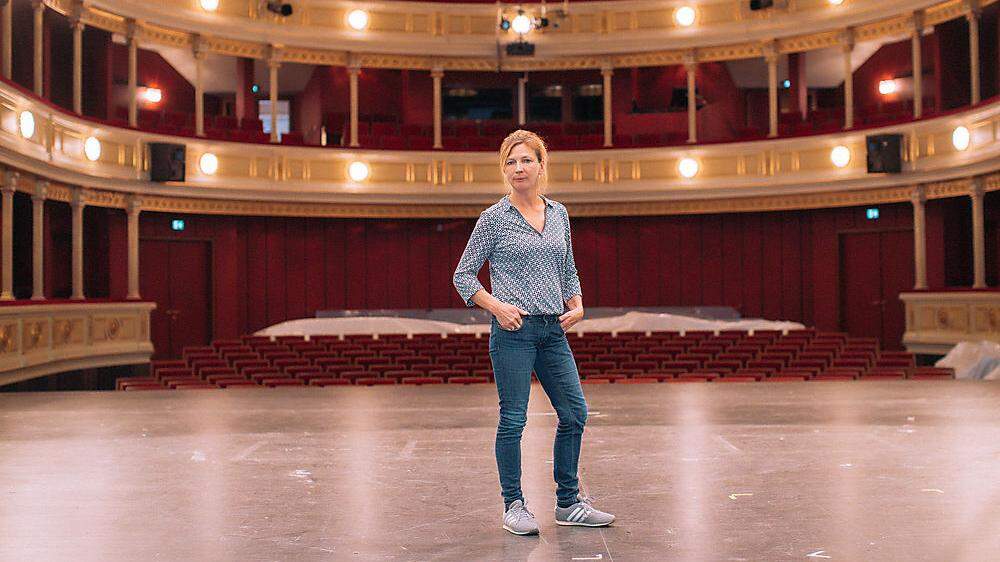 Noch bleibt der Saal leer: Iris Laufenberg ist seit 2015 Intendantin im Grazer Schauspielhaus.