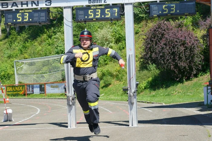 Neben einer feuerwehrtechnischen Aufgabe mussten die Feuerwehrteams auch in voller Adjustierung einen Staffellauf absolvieren.