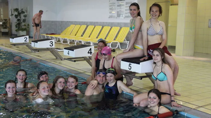 Ab in's Wasser und los! Die Athleten und die Schülerinnen der HLW